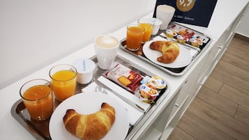 Desayuno continental diario (EUR 8 por persona)