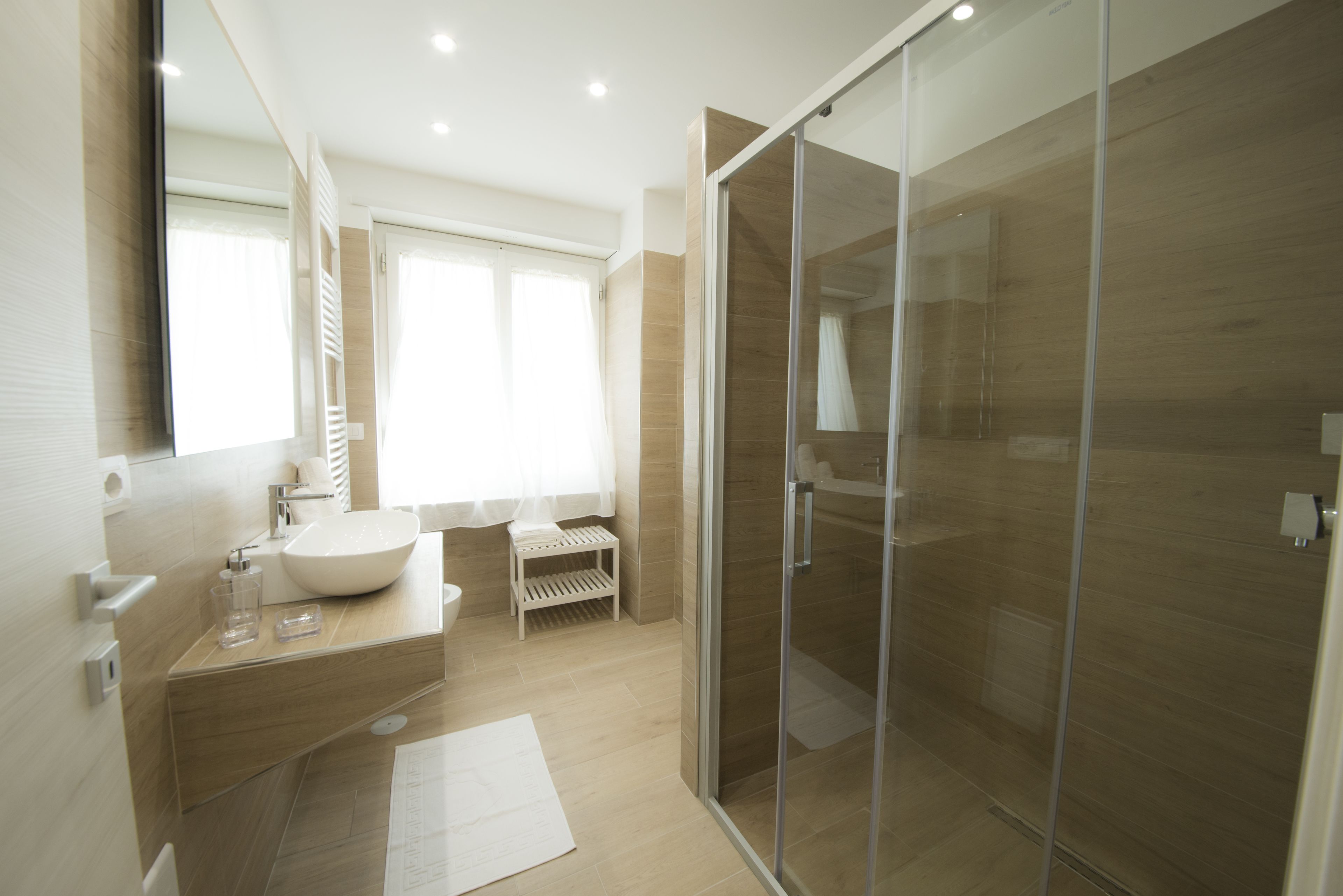 Deluxe-Doppelzimmer, Meerblick | Badezimmer | Dusche, kostenlose Toilettenartikel, Bademäntel, Bidet