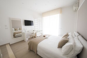 Kamar Double Superior, pemandangan laut terbatas | Seprai premium, selimut bulu angsa, minibar, dan meja kerja