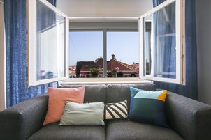 Habitación Deluxe doble, balcón | Sala de estar | Una televisión de pantalla plana