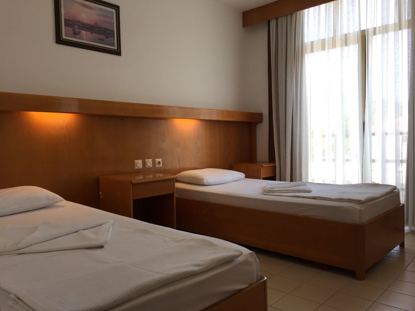 Standaard Twin kamer | Een bureau, een strijkplank/strijkijzer, gratis wifi