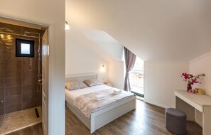 4 bedrooms, in-room safe, travel crib, free WiFi