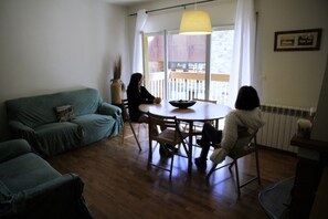 Apartment, 3 Bedrooms | Ruang tamu | TV skrin rata, pemain DVD 