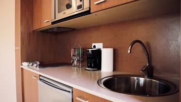 Appartement, 1 chambre | Cuisine privée | Réfrigérateur, micro-ondes, four, plaque de cuisson