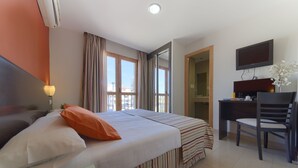 Double or Twin Room | In-room safe, desk, blackout drapes, cribs (free) - Hotel La Mirada (Tarifa)