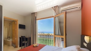 Double or Twin Room | In-room safe, desk, blackout drapes, cribs (free) - Hotel La Mirada (Tarifa)