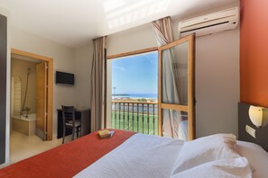 双人房或双床房 | 客房内保险箱、办公桌、遮光窗帘、免费婴儿床