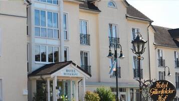 A hotel with a sign indicating it is a hotel and restaurant.