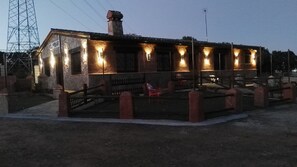 Front of property - evening/night - Casa Rural El Pinar II (Talavera de la Reina)
