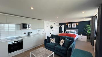 Deluxe Studio Suite, 1 Queen Bed, Non Smoking, Sea View (Third Floor) | 1 bedroom, premium bedding, individually decorated