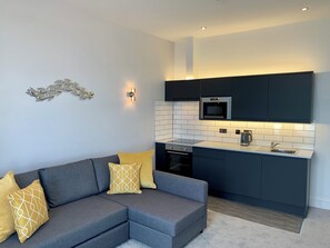 Leilighet – deluxe, 1 soverom, ikke-røyk, sjøutsikt (First Floor) | Eget kjøkken | Kjøleskap, mikrobølgeovn, ovn og kokeplater