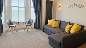 Leilighet – deluxe, 1 soverom, ikke-røyk, sjøutsikt (First Floor) | Oppholdsområde | En 40-tommers LCD-TV med digitale kanaler samt peis og Netflix