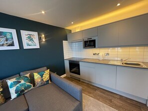 Deluxe-Apartment, 1 Schlafzimmer, Nichtraucher, Meerblick (Second Floor) | Eigene Küche | Großer Kühlschrank, Mikrowelle, Ofen, Herdplatte