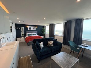Suite Studio Deluxe, 1 grand lit, non-fumeurs, vue mer (Third Floor) | Coin séjour | Télévision LCD de 40 pouces avec chaînes numériques, cheminée, Netflix
