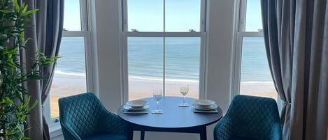 تناول الطعام داخل الغرفة