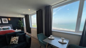 Studiosuite – deluxe, 1 queensize-seng, ikke-røyk, sjøutsikt (Third Floor) | Spiseområde på rommet