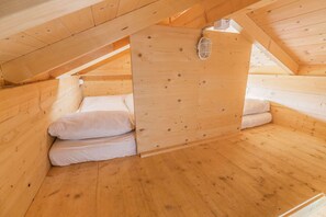 1 bedroom, bed sheets