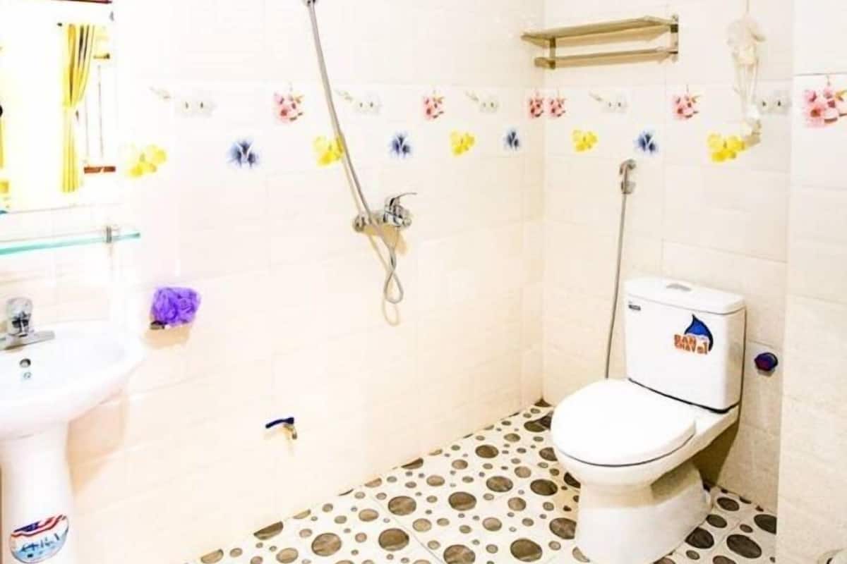 Regadera, amenidades de baño gratuitas, secadora de cabello