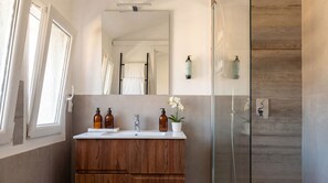 Shower, rainfall showerhead, hair dryer, bidet - Bahamas Residence (Ravenna)