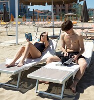 Playa privada en los alrededores, arena negra