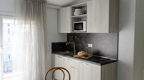 Großer Kühlschrank, Mikrowelle, Herdplatte, Kaffeemühle