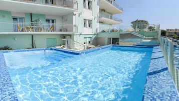 حمّام سباحة خارجي، مفتوح من 9:30 صباحا إلى الظهر، مقاعد للتشمس