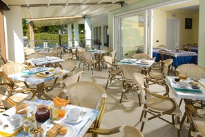 Free daily buffet breakfast - Bahamas (Ravenna)