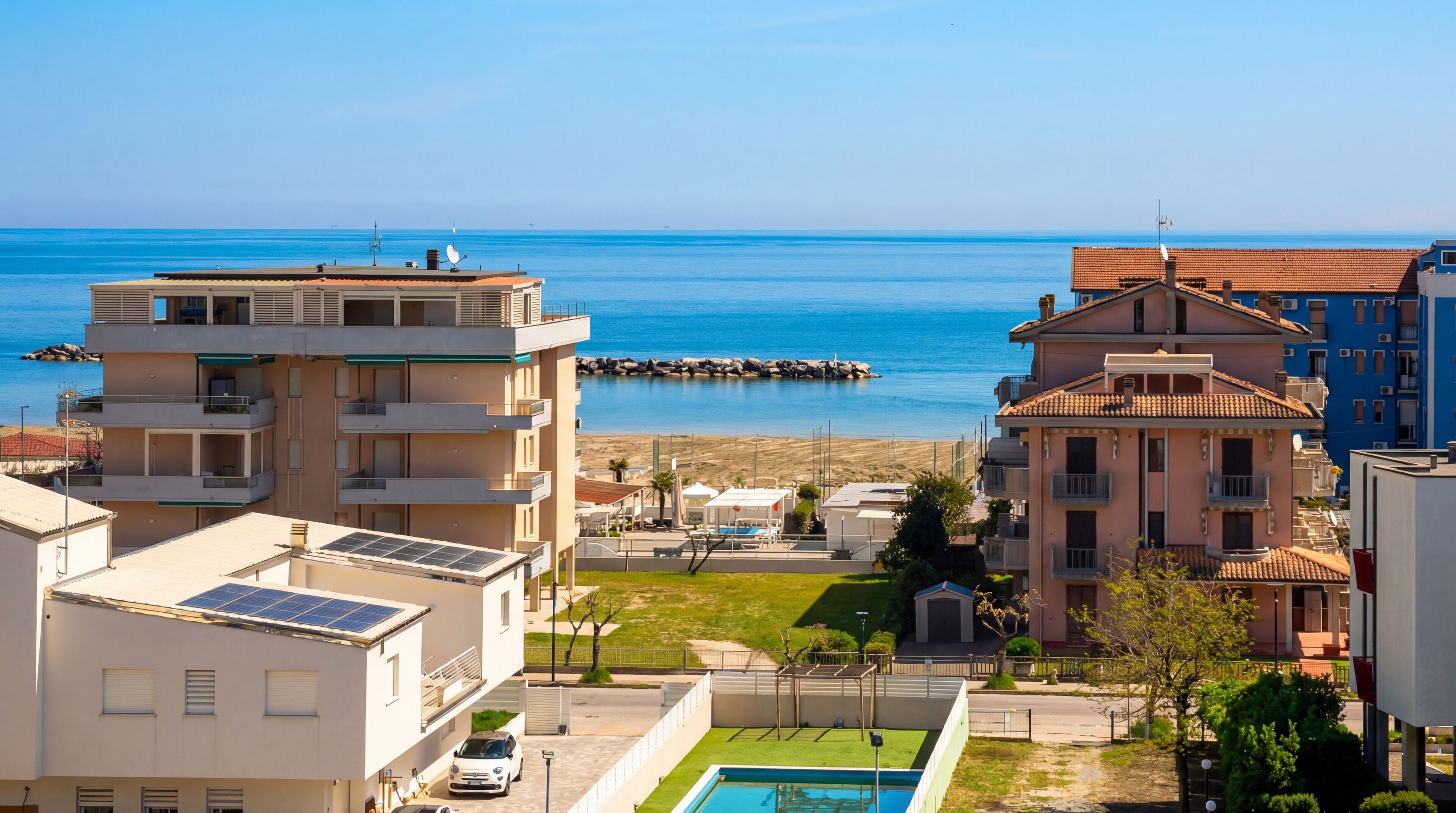 Een kluis op de kamer, een bureau, gratis wifi, beddengoed