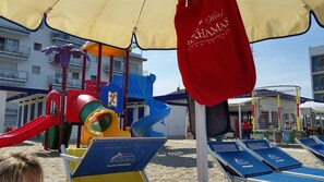 Private beach nearby, black sand, sun loungers, beach umbrellas - Bahamas (Ravenna)