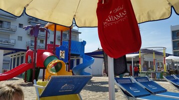 Playa privada en los alrededores, arena negra