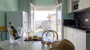 Refrigerador con freezer, microondas, placa de cocina, molino de café