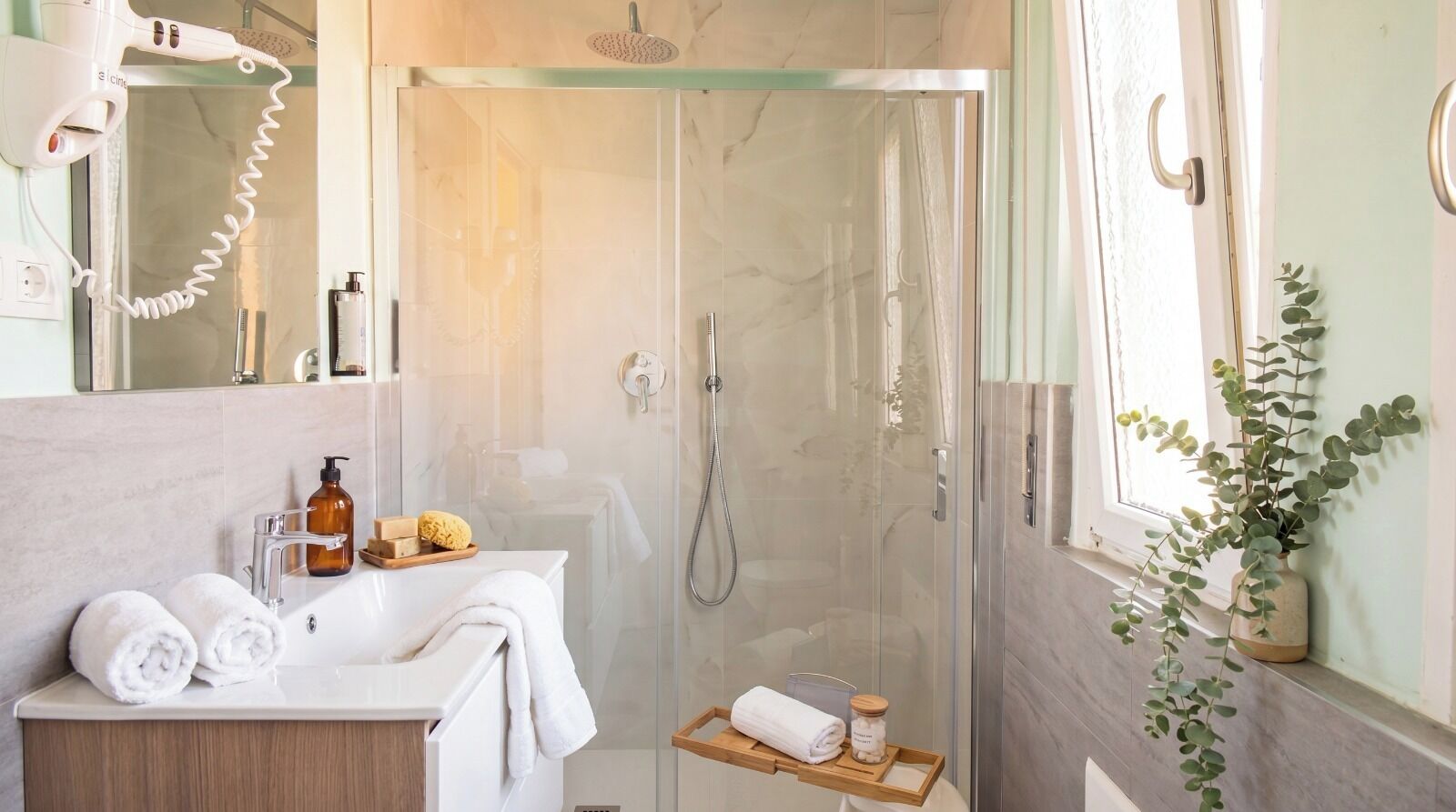 Dusche, Regendusche, Haartrockner, Bidet