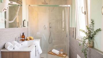 Doccia, soffione a pioggia, asciugacapelli, bidet