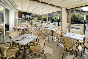 Free daily buffet breakfast - Bahamas (Ravenna)