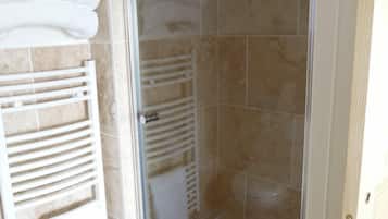 Shower, rainfall showerhead, free toiletries, hair dryer