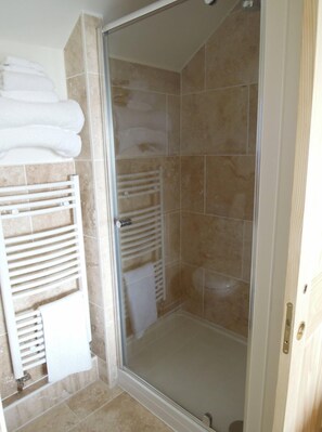Shower, rainfall showerhead, free toiletries, hair dryer - Seascape Largo (Leven)