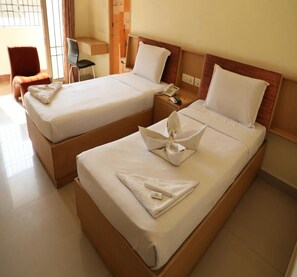 Suite, 1 cama matrimonial | Escritorio, camas extra y wifi gratis