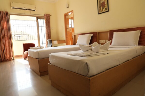 Habitación estándar, 1 cama matrimonial | Sala de estar | Televisión de pantalla plana