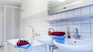 Haartrockner, Handtücher, Toilettenpapier