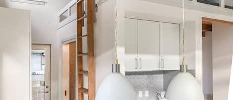 Køleskab, kogeplade, kaffe-/temaskine