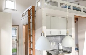 Refrigerador, parrilla de estufa y cafetera y tetera 