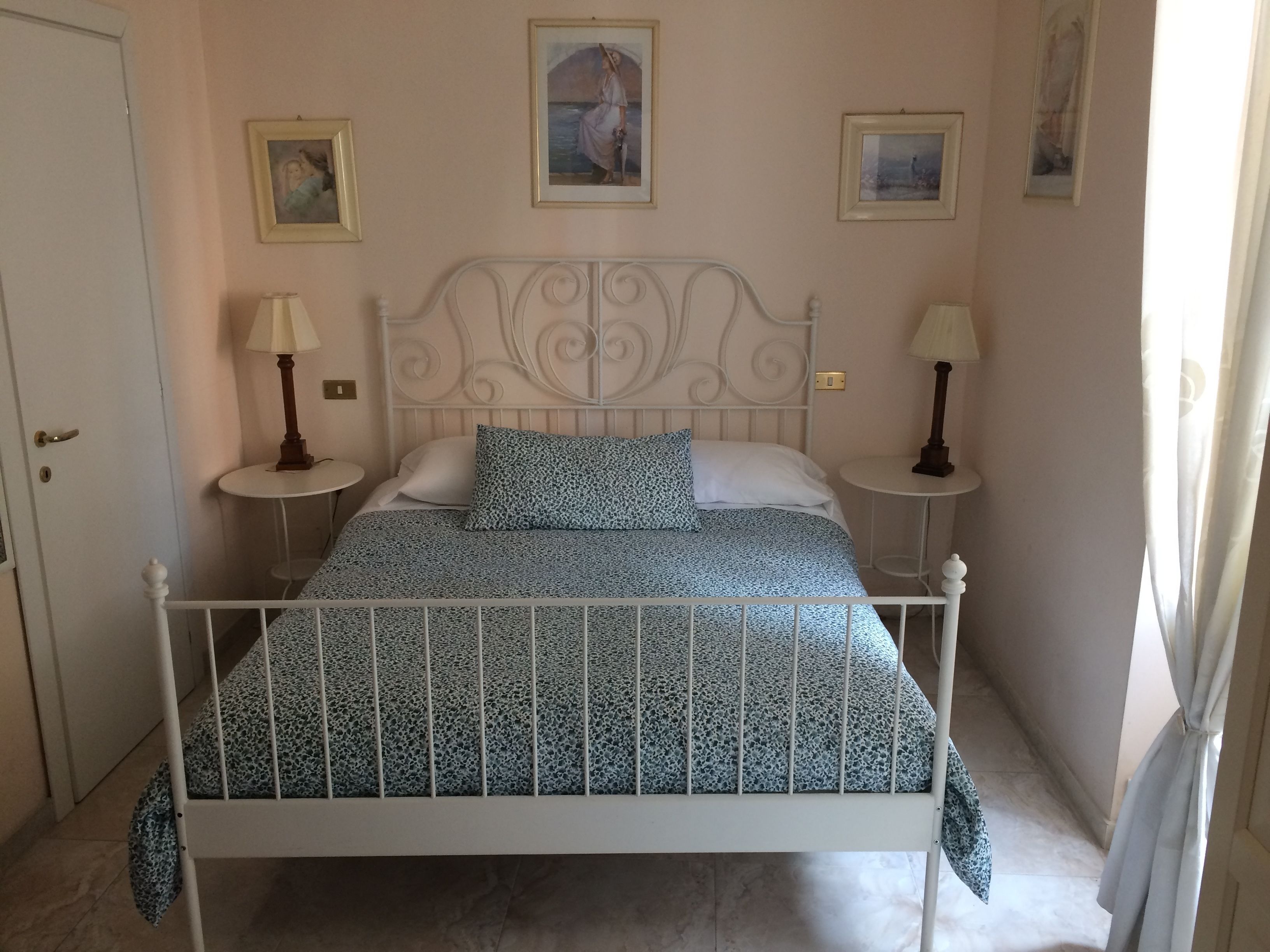 트리플룸 | 미니바, 객실 내 금고, 각각 다르게 가구 비치, 책상