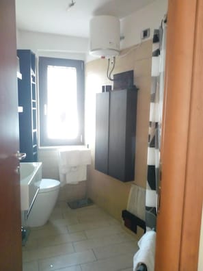 Ducha, artículos de higiene personal gratuitos, secador de pelo y bidé