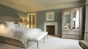 Executive Double Room, Bathtub | 1 bedroom, free WiFi, bed sheets