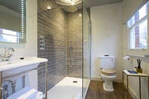 Chambre Double Supérieure, 1 très grand lit | Salle de bain | Douche, sèche-cheveux, serviettes fournies