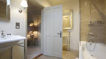 Deluxe Double Room | Bathroom | Shower, hair dryer, towels