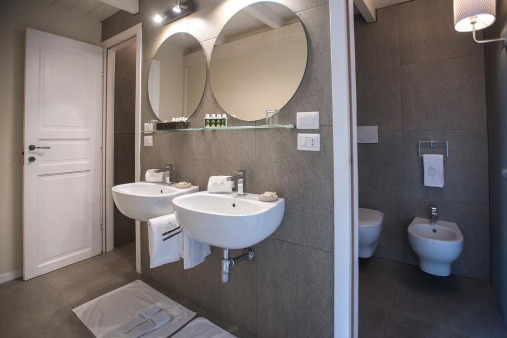 Suite | Salle de bain | Douche, articles de toilette gratuits, sèche-cheveux, peignoirs
