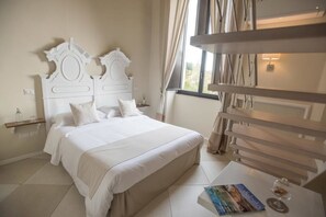 Minibaari, työpöytä, äänieristys, vauvansängyt