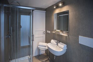 Shower, free toiletries, hair dryer, bathrobes - Palazzo Belsanti (Lecce)