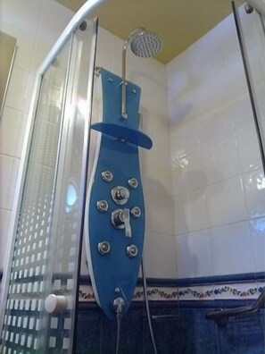 Chuveiro, produtos de toalete grátis, secador de cabelo 